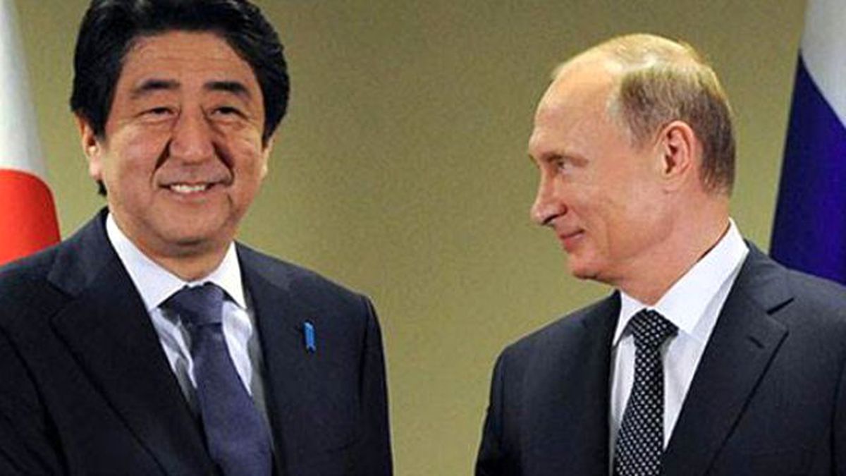 Japonya Başbakanı Putin'e Koşarak Gitti