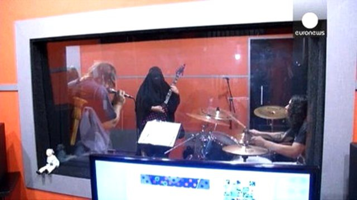 Kara Çarşaflı Elektro Gitarist Gisele Marie