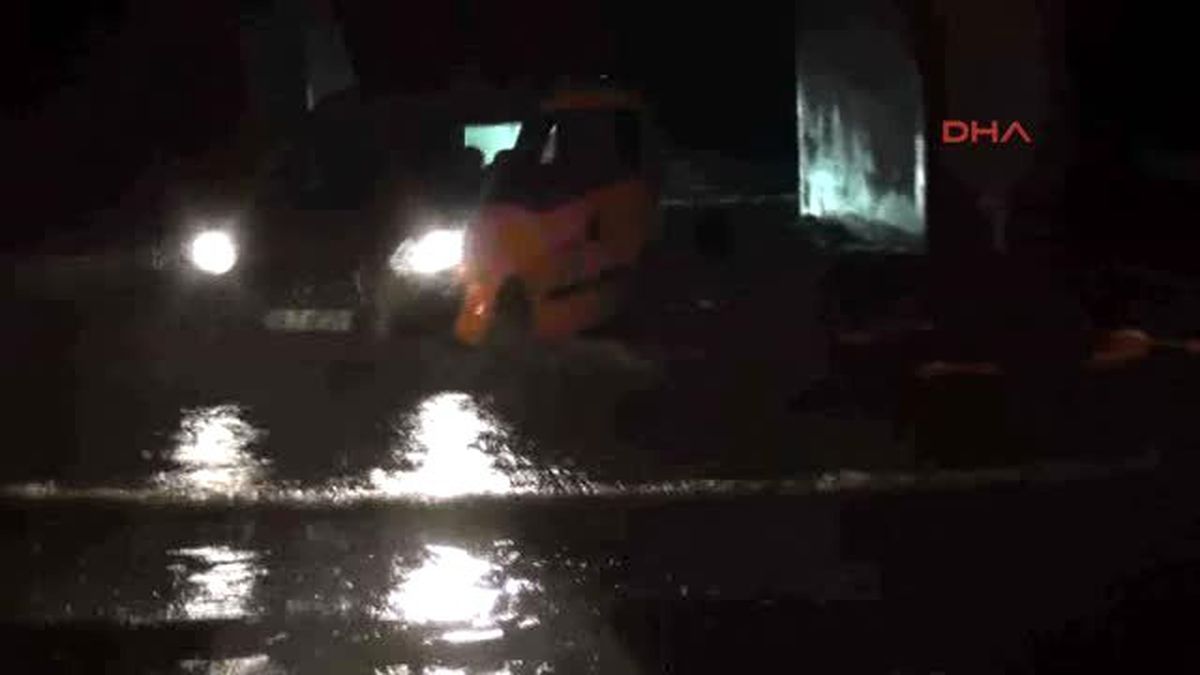 Kocaeli-Şiddetli Yağmur Kocaeli ve Sakarya\'da Etkili Oldu