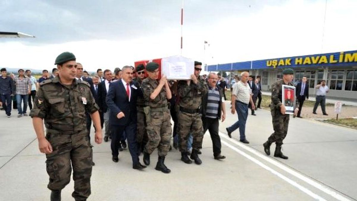 Kütahya Valisi Şerif Yılmaz, Şehit Polis Nedim Erbay\'ın Cenaze Karşılama Törenine Katıldı