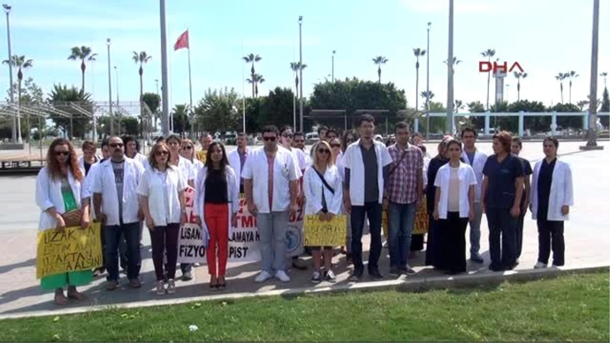 Mersin Fizyoterapistler Önlük Atarak YÖK\'ü Protesto Etti