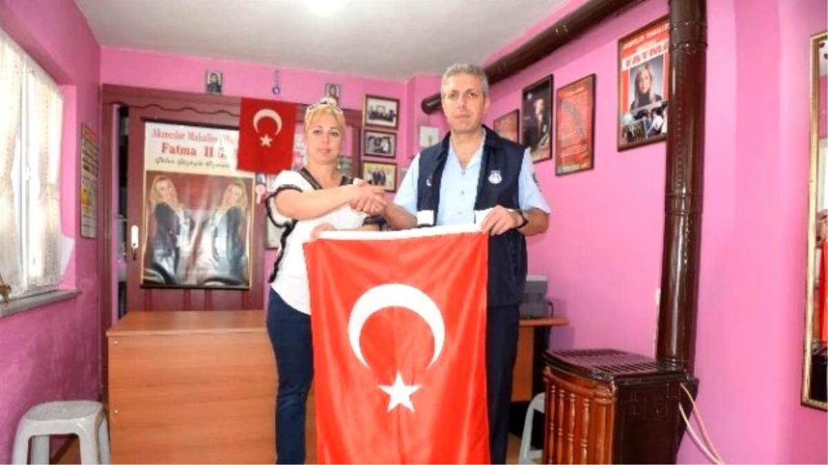 Muhtarlara Türk Bayrağı