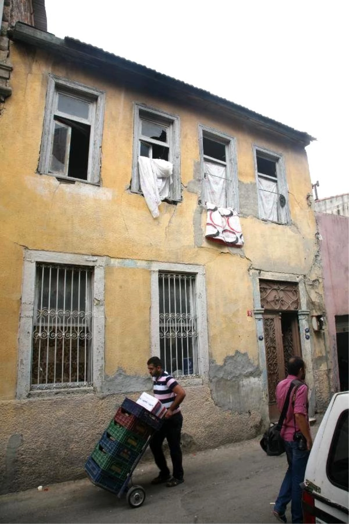 Ruined Slums Turn İnto Dormitories For Migrants İn İzmir