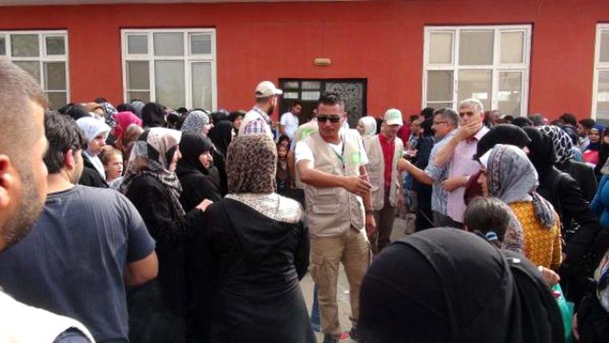 Suriyeliler'in 50 Liralık Yardım İzdihamı