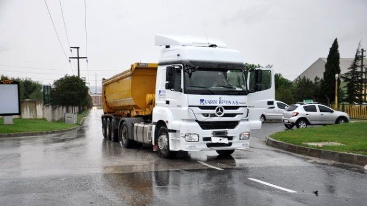 Tekirdağ\'da Tır\'la Kamyonet Çarpıştı: 1 Yaralı