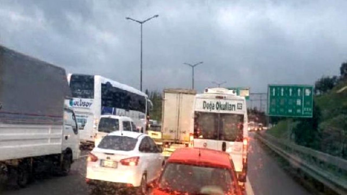 Tem\'de Yasak Delindi, Trafik Durdu...