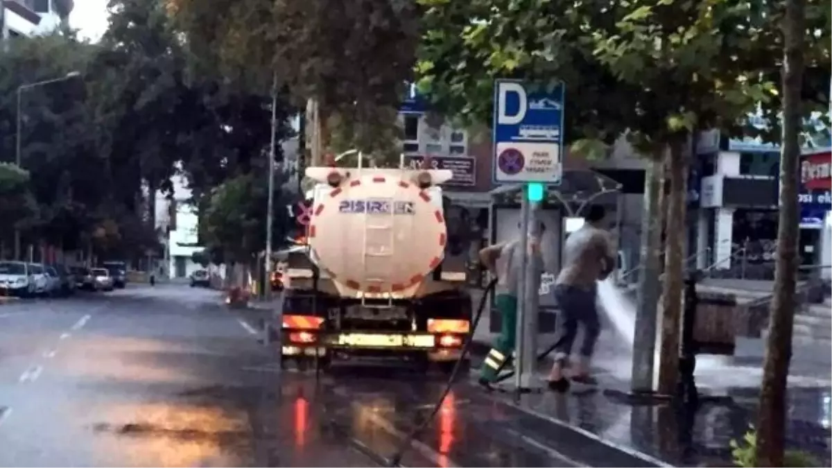 Temizlik Ekipleri Caddeleri Yıkadı