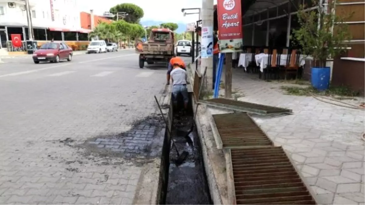 Yağmur Suyu Kanalları Temizleniyor