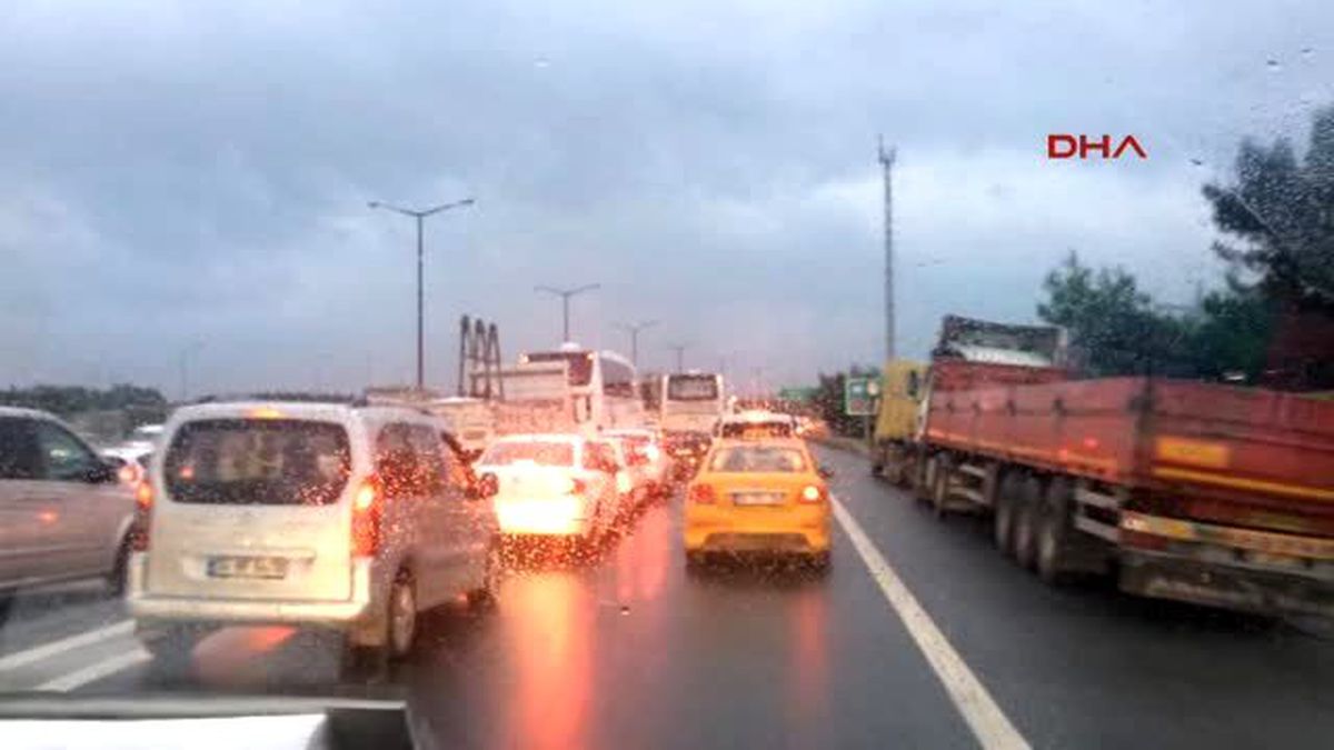 Yasak Delindi, Trafik Durdu...