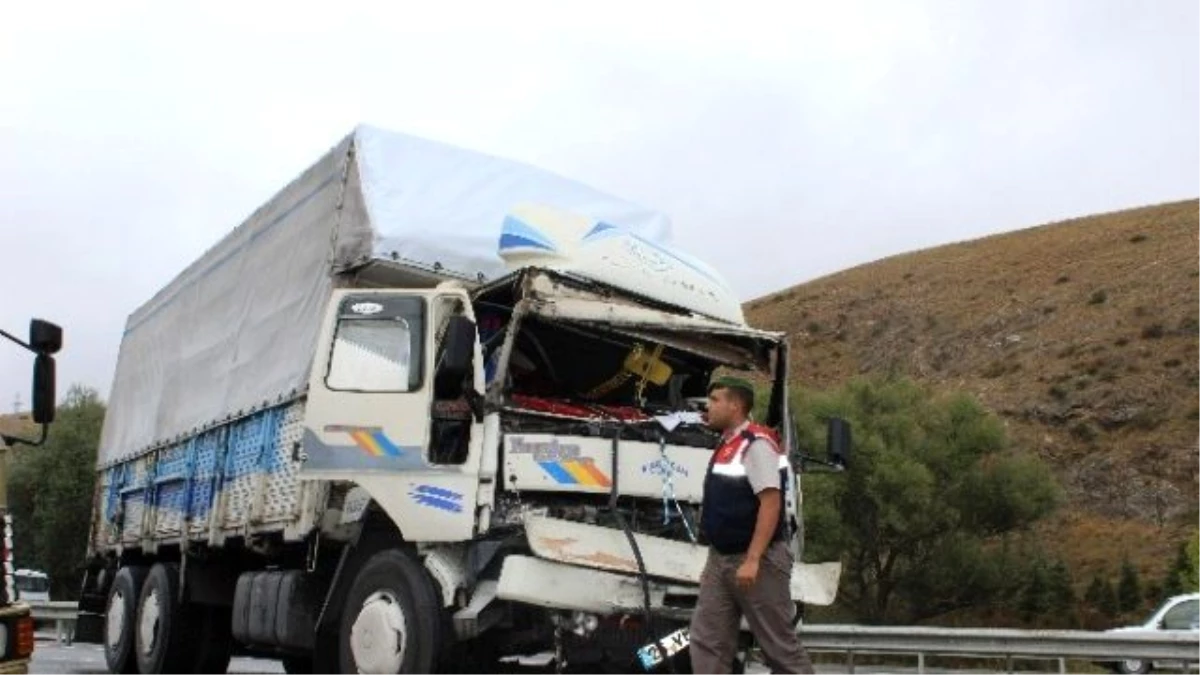 Yolcu Otobüsüyle Kamyon Çarpıştı: 10 Yaralı