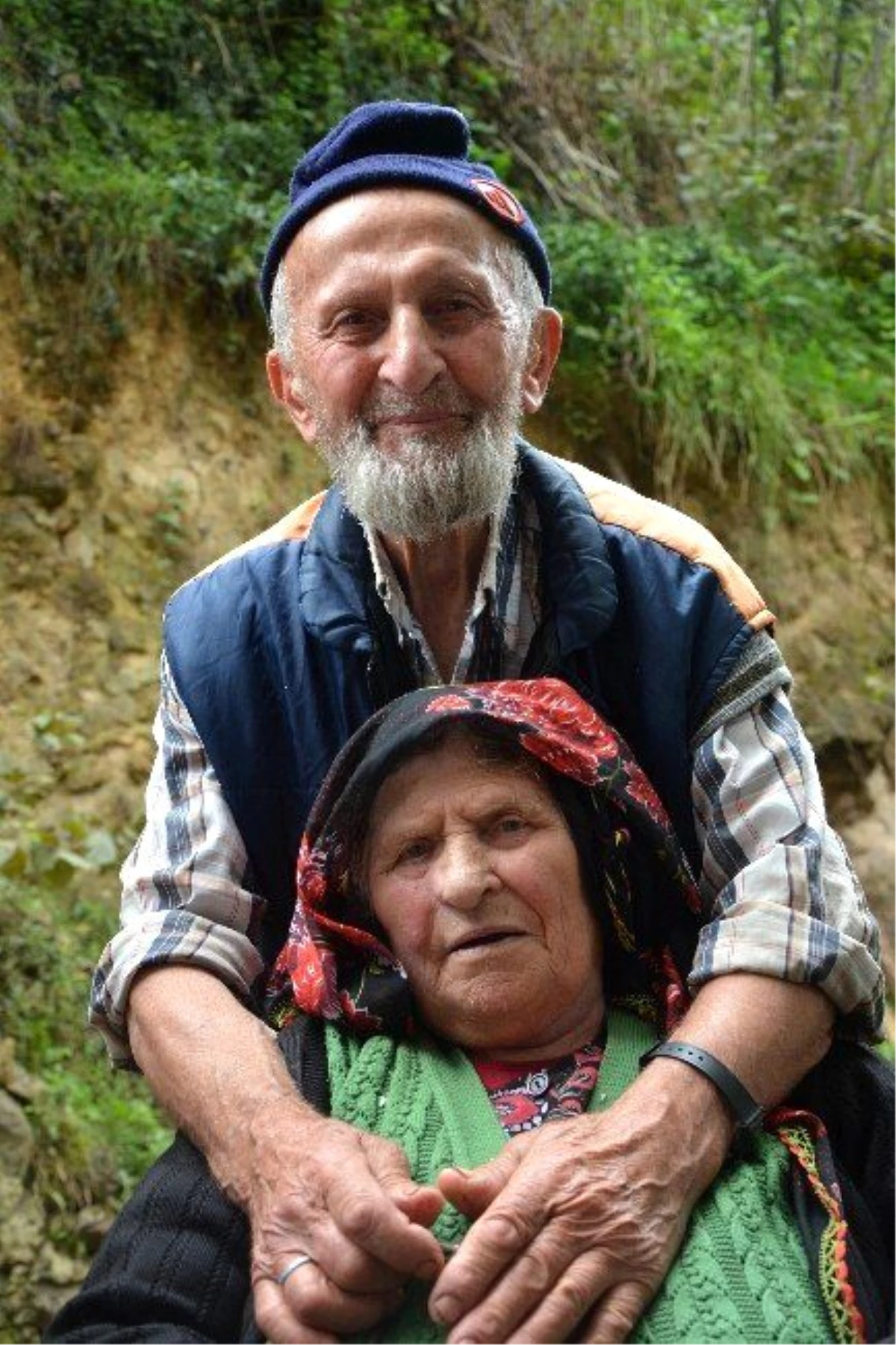 86 Yaşındaki İdris Dede, 16 Yıldır Eşini Diyalize Getirip Götürüyor