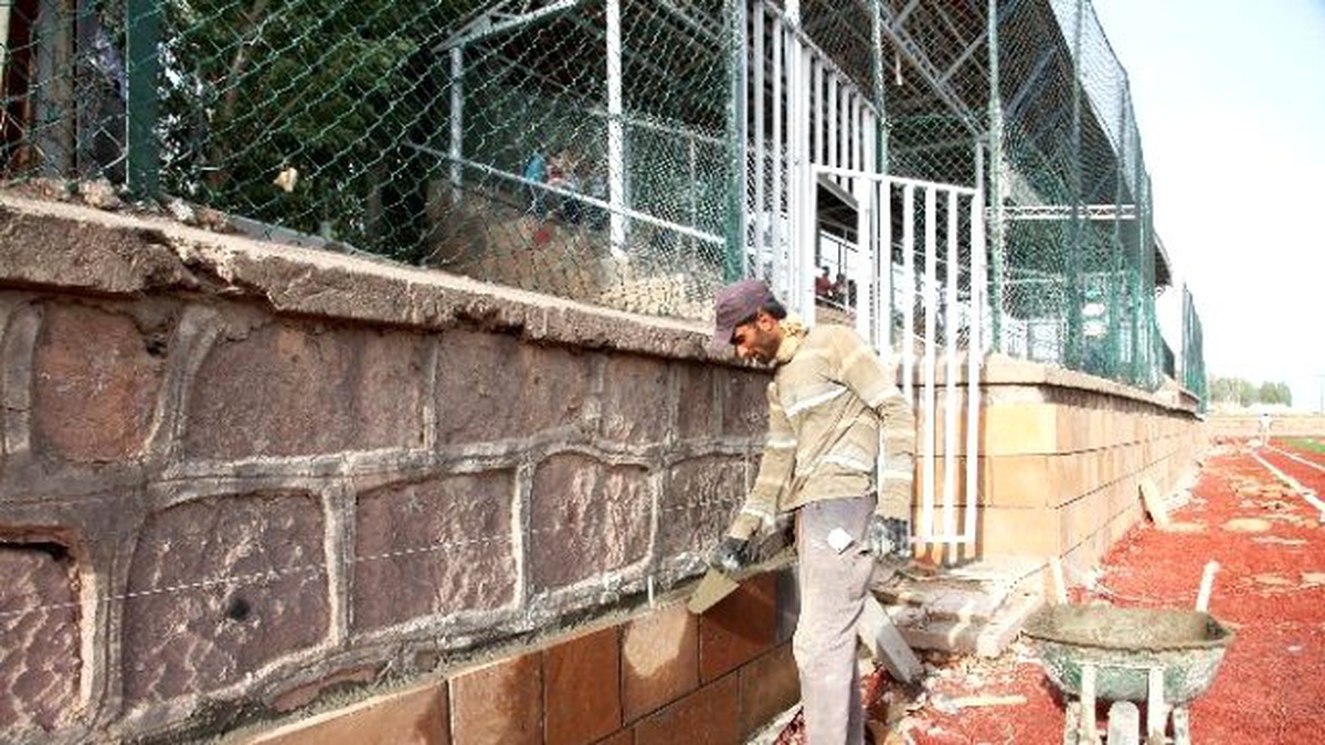 Ahlat Şehir Stadyumu\'nda Yenileme Çalışmaları