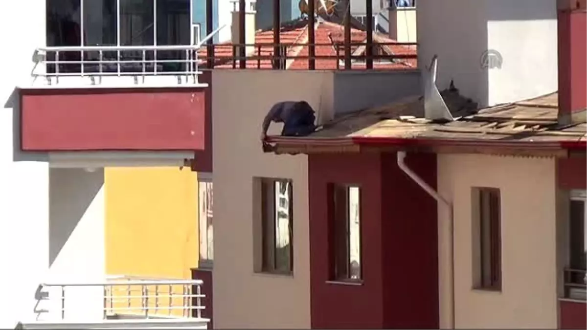 Çatı Yapımında Çalışan İşçiler "Ölüme Meydan Okuyor"