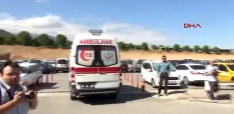 Denizli Kaza Sonrası Trafiği Düzenleyen Polise Otomobil Çarptı