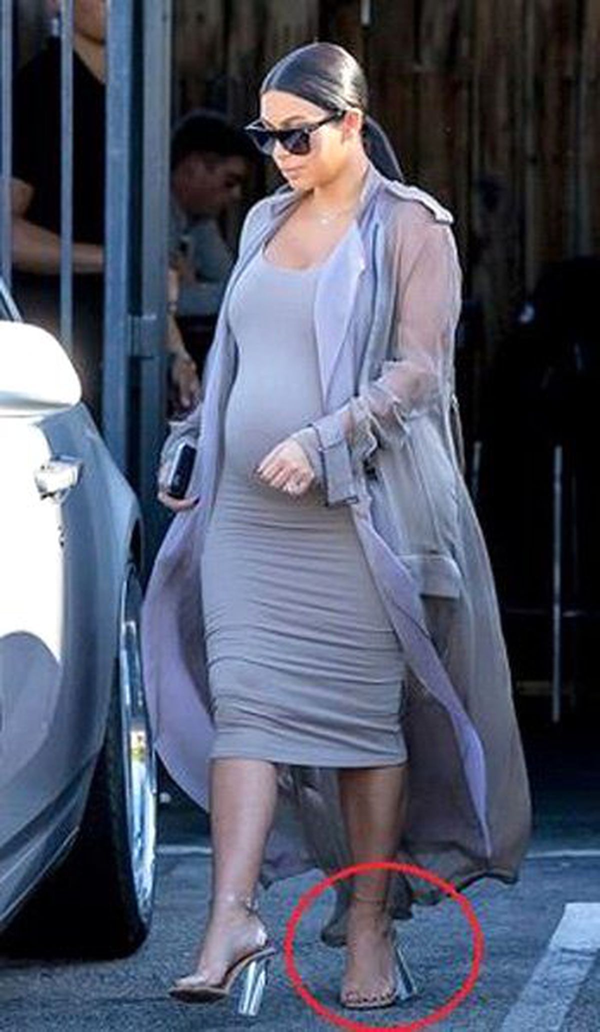 Hamile Kim Kardashian'ı Topuklu Ayakkabıları Taşıyamadı!