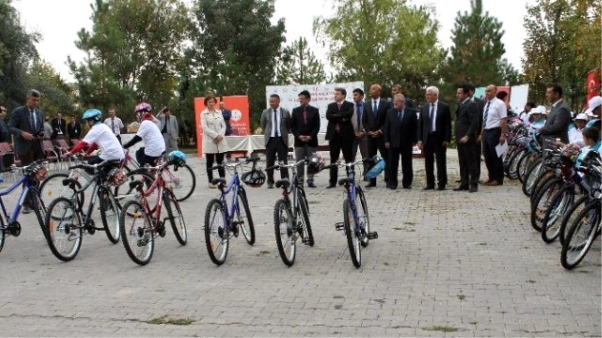 Karaman\'da Okullara Bisiklet Dağıtıldı
