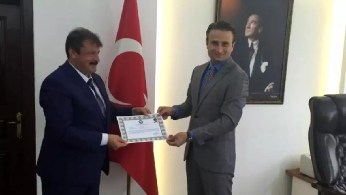 Kaymakam Bilgin Başarılı Müdüre Belge Verdi