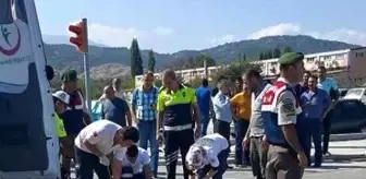 Kaza Sonrası Trafiği Düzenleyen Polise Otomobil Çarptı