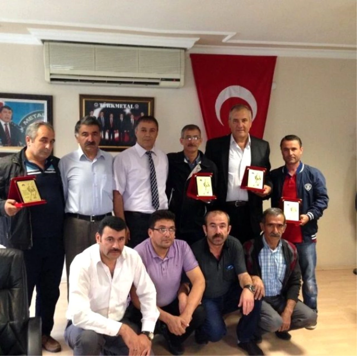 Türk Metal Sendikası Kayseri Şubesi\'nden Emekli Olan Üyelerine Plaket