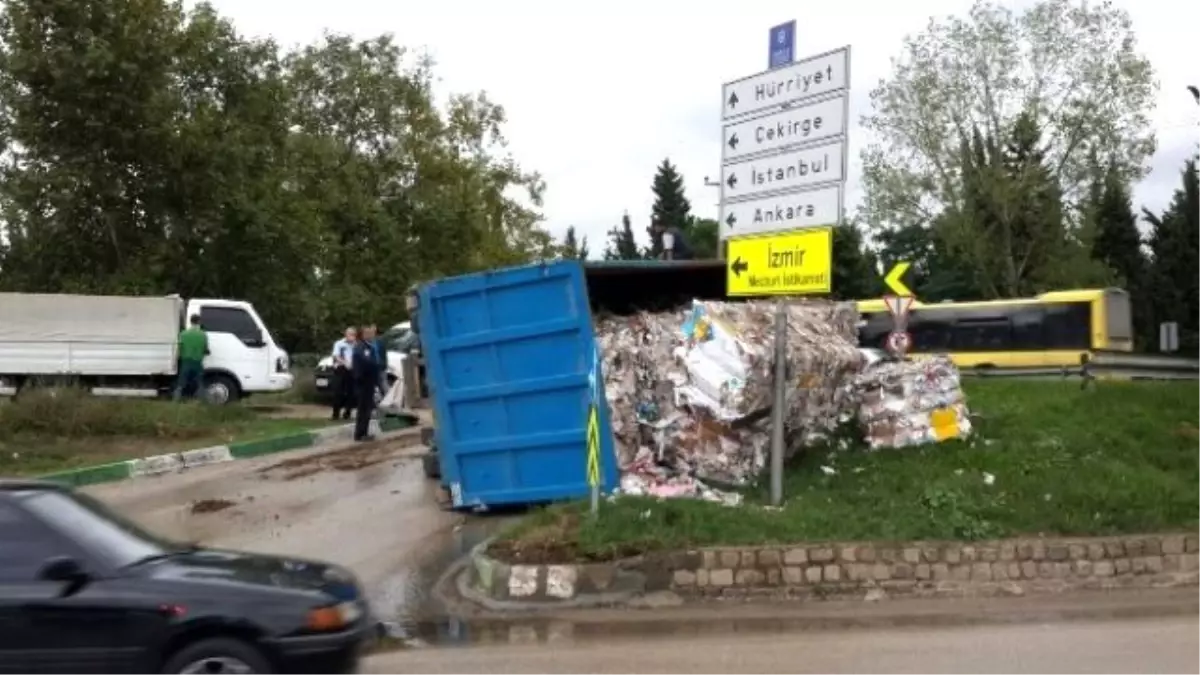 Virajı Alamayan Atık Kağıt Kamyonu Devrildi: 1 Yaralı