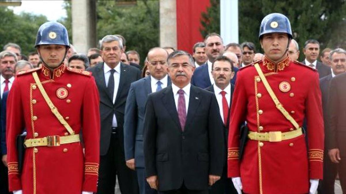 Yeni Yasama Yılı Nedeniyle TBMM Atatürk Anıtı\'na Çelenk Konuldu