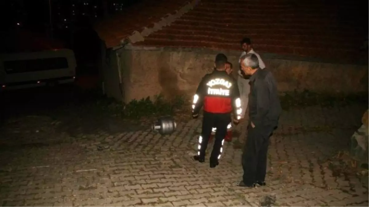 Yozgat'ta Gaz Kaçıran Mutfak Tüpü Patlamadan İtfaiye Ekiplerince Dışarı Çıkartıldı