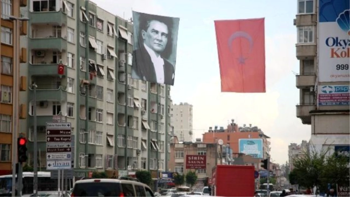 Adana Bayrak ve Atatürk Posterleriyle Donatılıyor