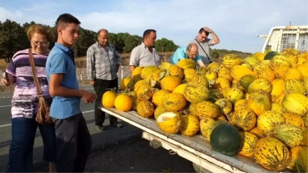 Balıkesir\'de Köylüler Yol Üzerinde Kavun Pazarı Kurdu