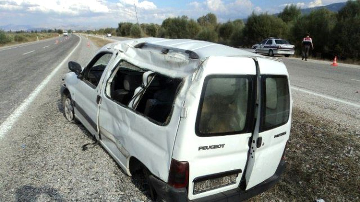 Beyşehir\'de Hafif Ticari Araç Takla Attı: İki Yaralı