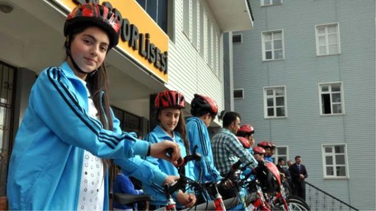 Bitlis\'te Öğrencilere Hareketli Yaşam Projesi Kapsamında Bisiklet Verildi