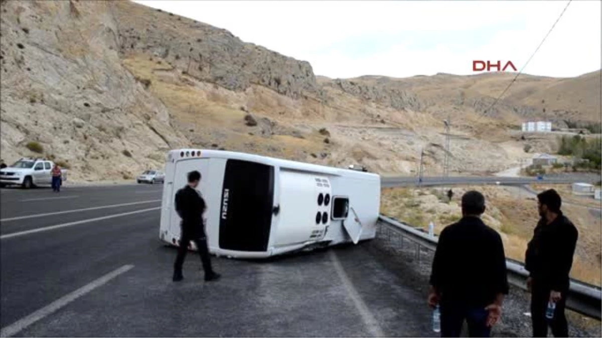 Bitlis\'te Otobüs Devrildi: 10 Polis Yaralı