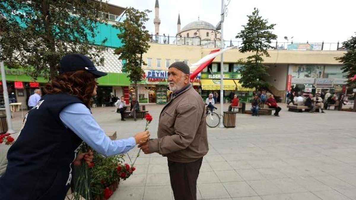 Bolu\'da Zabıta Yaşlılara Çiçek Hediye Etti