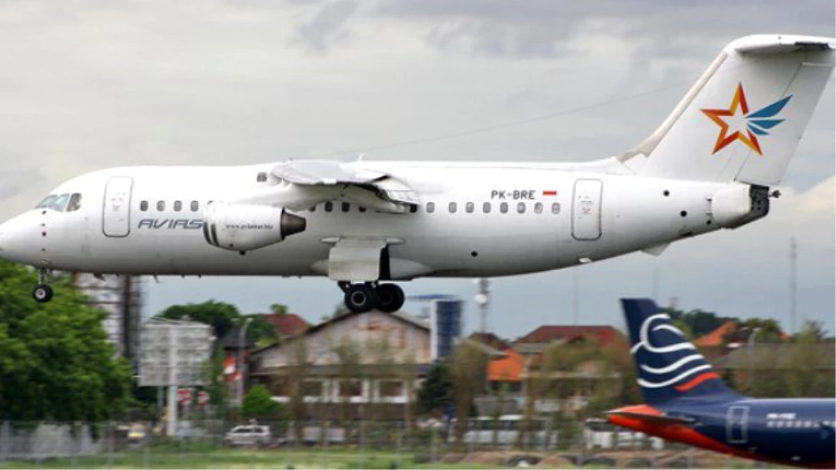 Endonezya\'da 10 kişinin Bulunduğu Yolcu Uçağıyla Bağlantı Kesildi