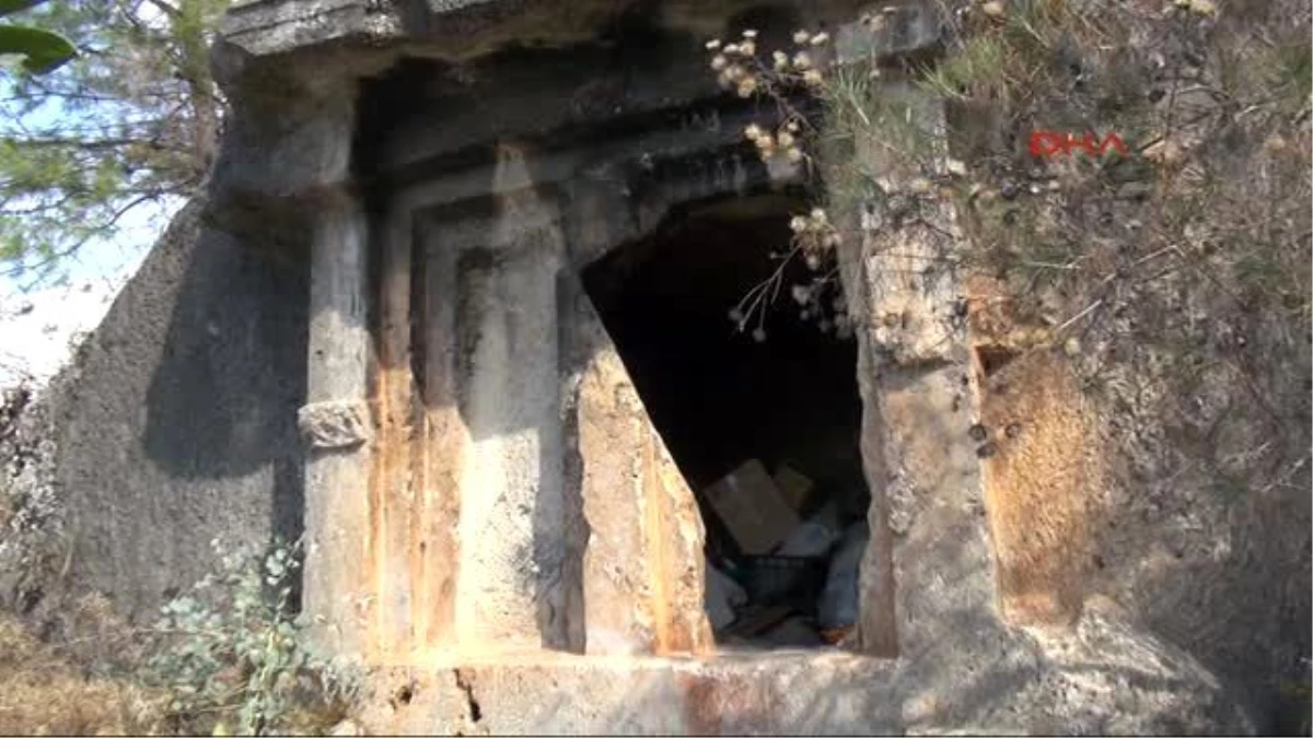 Fethiye 2 Bin 400 Yıllık Kaya Mezarlar Depo Oldu