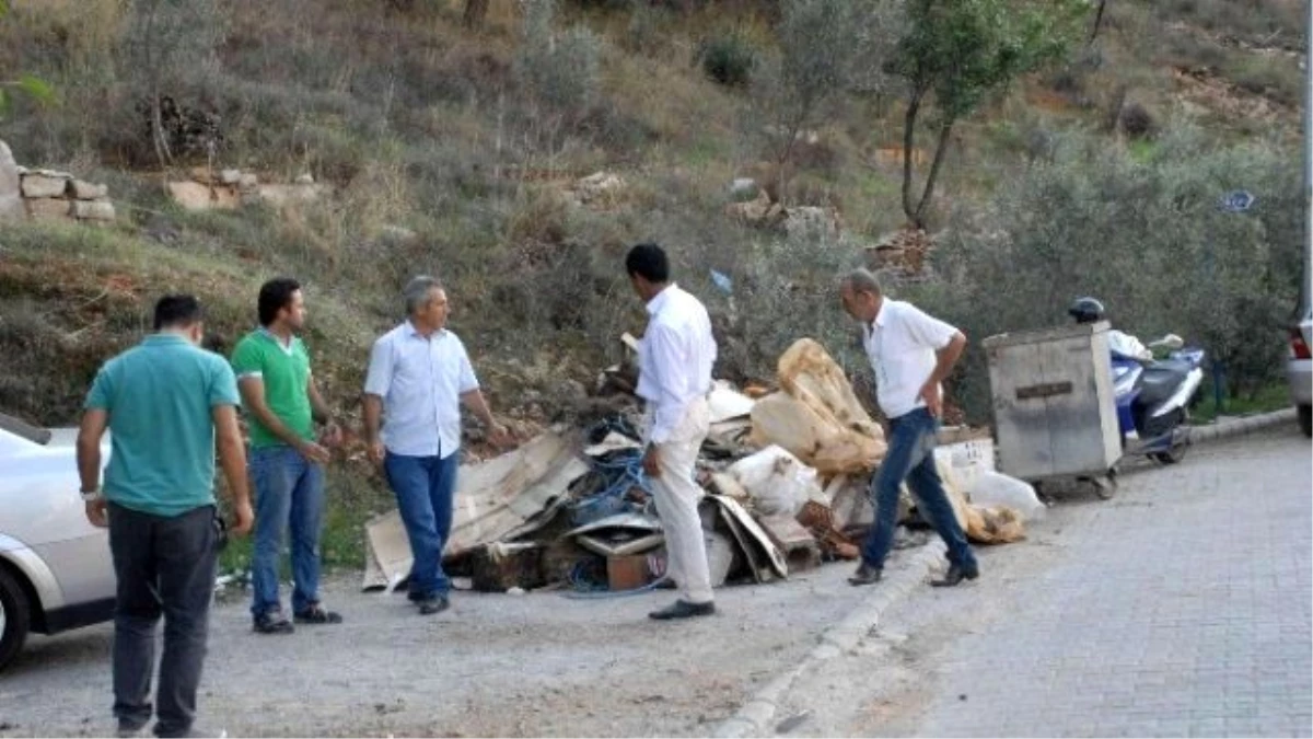 Fethiye\'de Çevre Sakinlerinin Depo Haline Getirdiği Kaya Mezarları Temizlendi