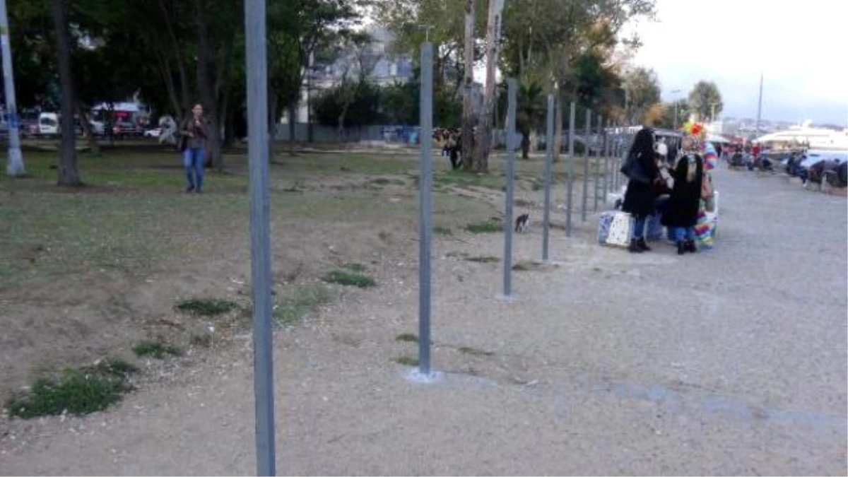 Fındıklı Parkı, Metro Şantiyesi İçin Demir Çubuklarla Çevrelendi, Vatandaş Tepki Gösterdi
