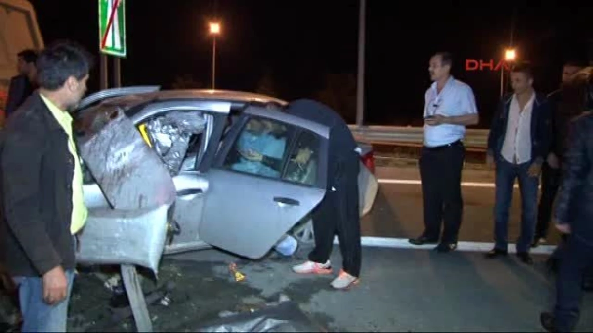 TEM\'de Kontrolden Çıkan Otomobil Bariyerlere Saplandı: 1 Ağır Yaralı