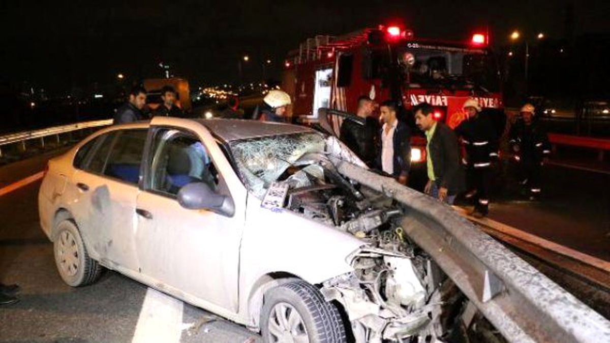 Kontrolden Çıkan Otomobil Bariyerlere Saplandı: 1 Ağır Yaralı
