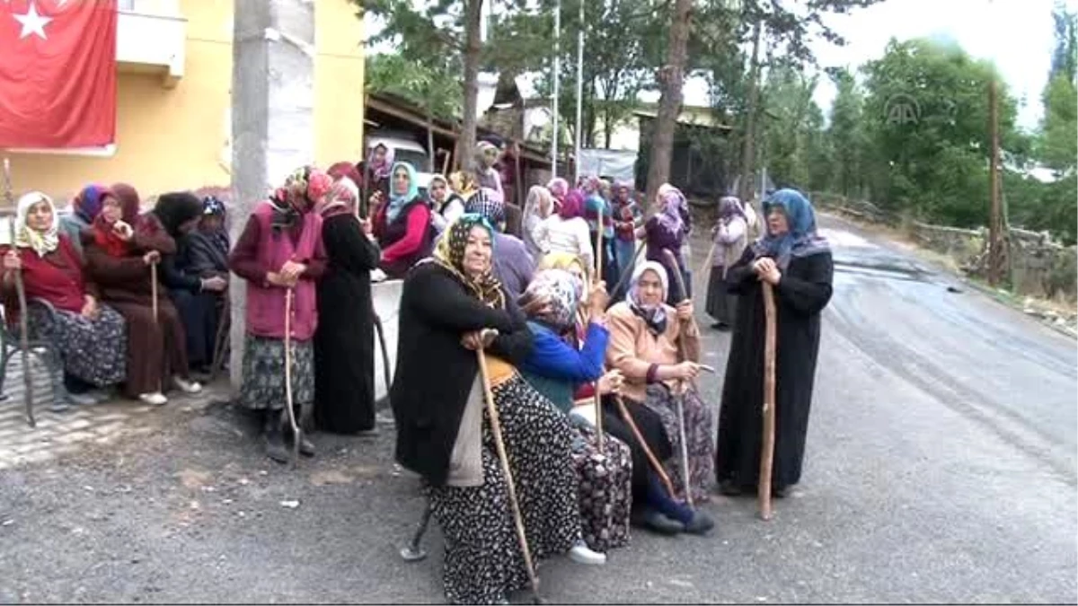 Köy Sakinlerinin Yol Kapatma Eylemine Jandarma Müdahalesi