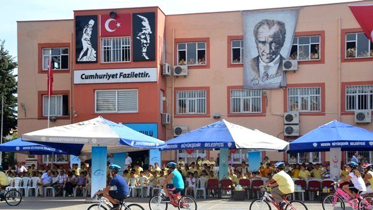Mersin\'de Öğrencilere Bisiklet Dağıtıldı