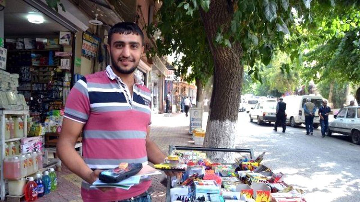Okul Masraflarını Seyyar Satıcılık Yaparak Çıkarıyor