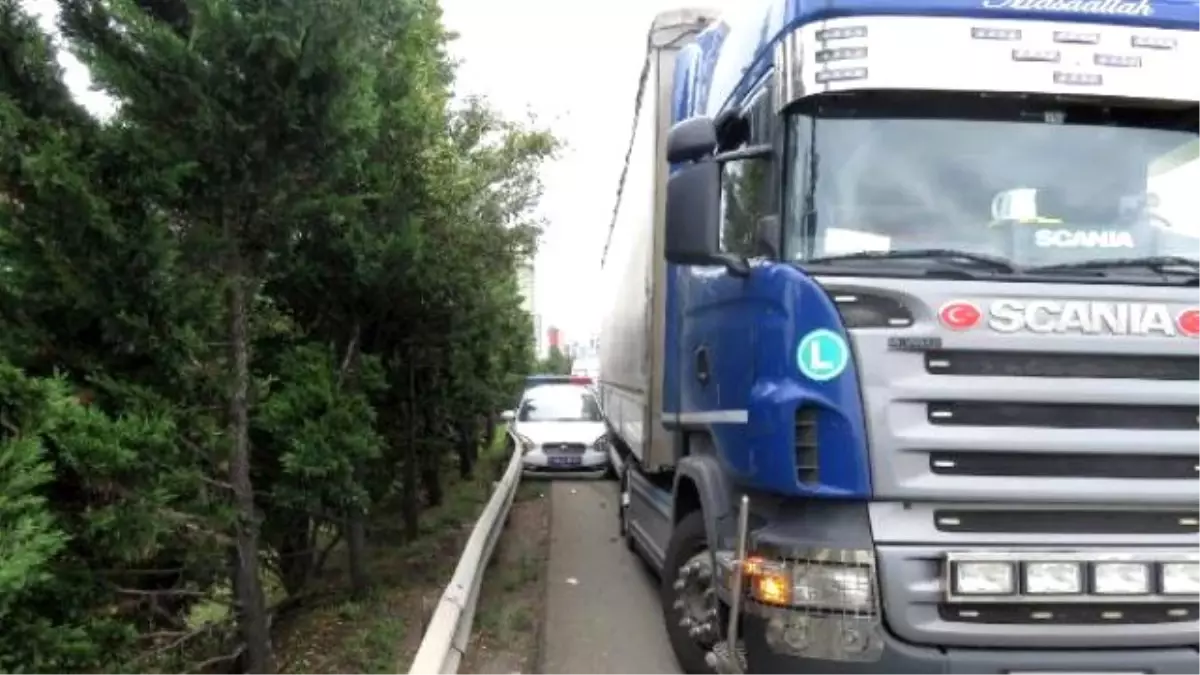 Polis Aracı Tır\'la Bariyer Arasında Sıkıştı