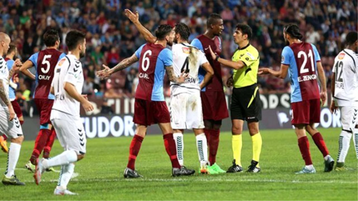 Trabzonspor - Konyaspor Maçı Bitişinde Taraftarlar Sahaya Atladı
