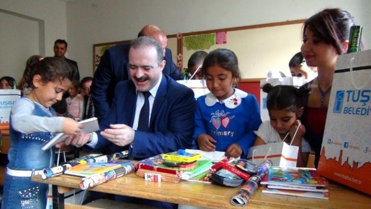 Tuşba Belediyesi\'nden 3 Bin Öğrenciye Kırtasiye Yardımı