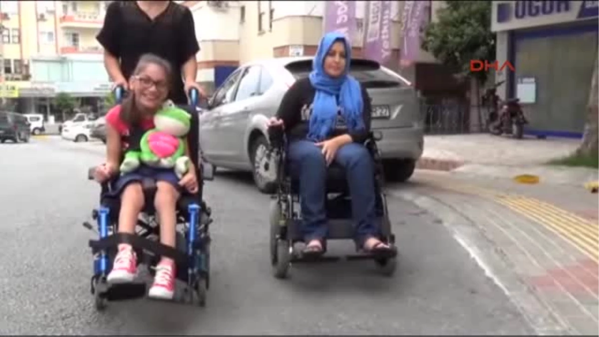 Antalya Expo\'nun Çiçeklerini Engelli Kadınlar Yapıyor