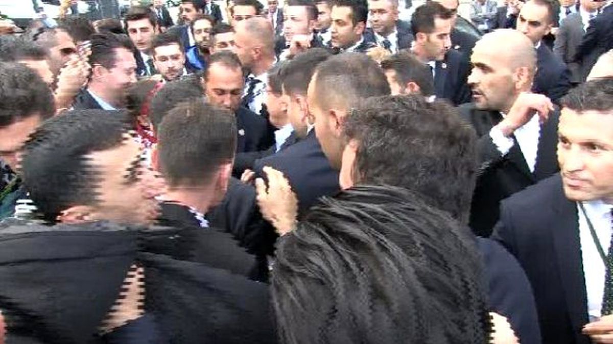 Başbakan Davutoglu, Almanya\'da Salon Çıkışında Kalabalığın Arasında Kaldı