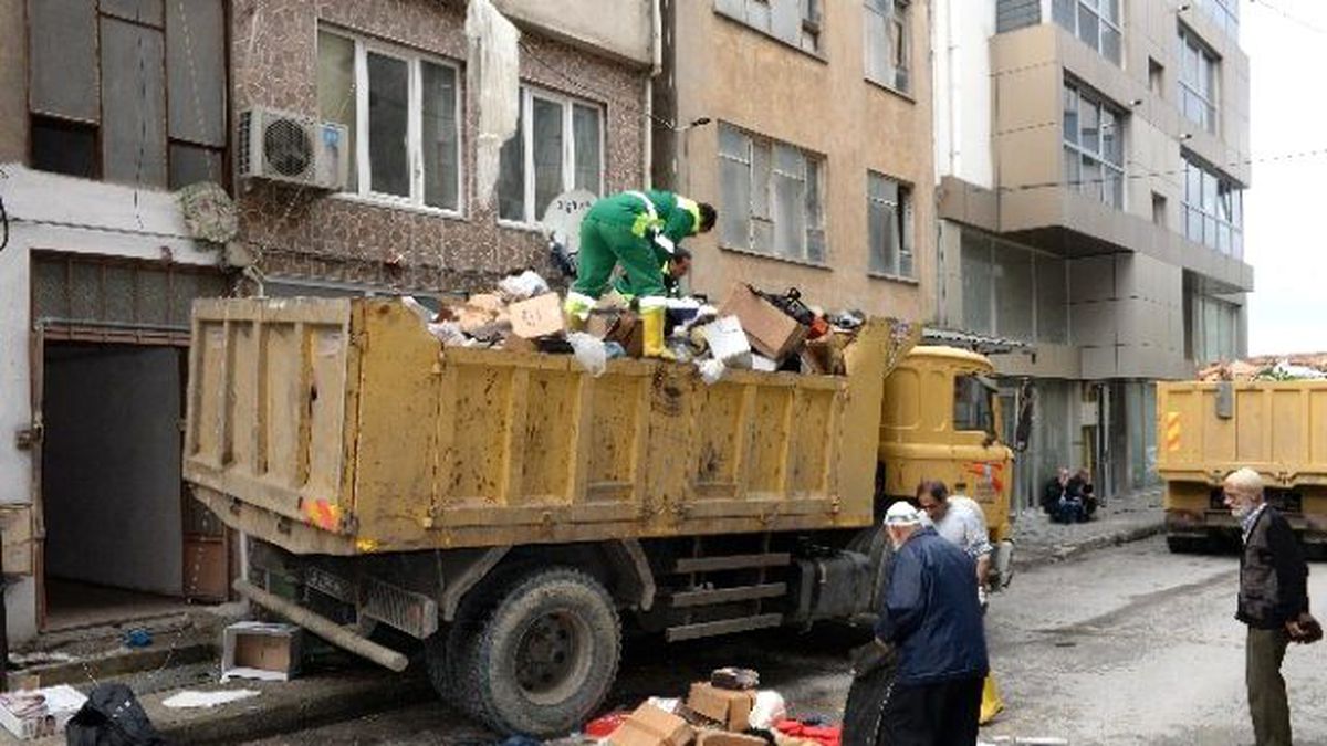 Bursa\'da İki Evden 15 Kamyon Çöp Çıktı