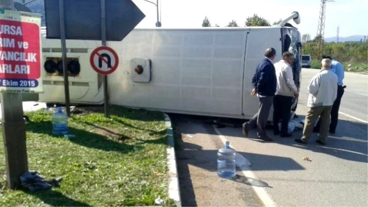 Bursa\'da Yolcu Midibüsü Yan Yattı: 11 Yaralı