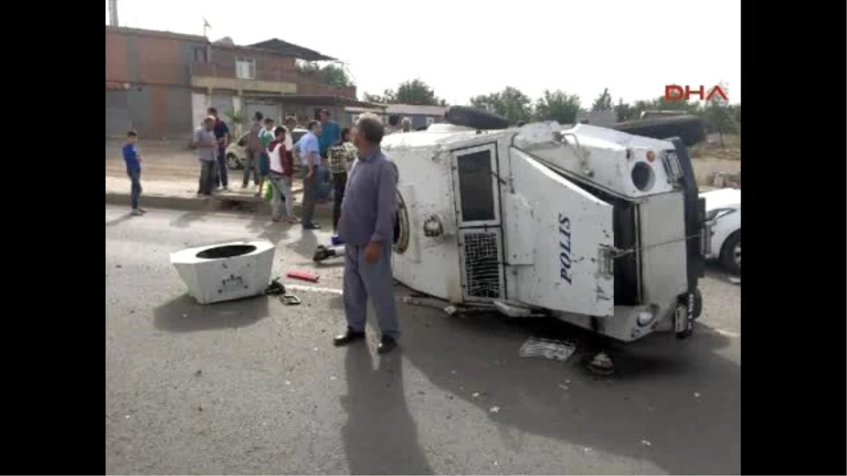 Diyarbakır\'da Zırhlı Polis Aracı Takla Attı, 3 Polis Yaralandı