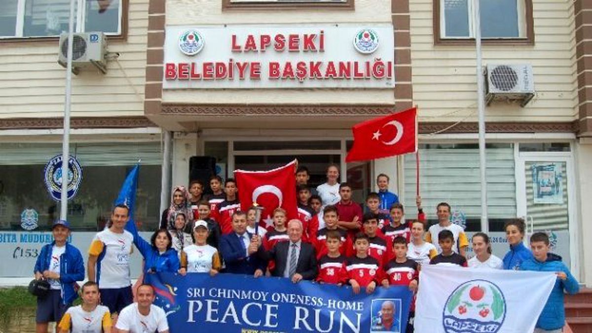 Dünya Barış Koşusu Gönüllüleri Lapseki\'de
